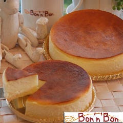 ケーキ＆カフェダイニング～ボナボン～Bon’n’Bon_色々なケーキの中でもやはり定番人気の商品がチーズケーキ！！当店では２種類のチーズケーキ【あったか新食感チーズココ＆ふわとろチーズケーキ】
温かいのも冷たいのもどちらも人気商品♪やはり定番は冷たいふわとろチーズケーキですか？？当店ではお持ち帰りが出来るようにホールでの販売もしております