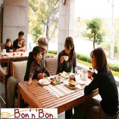 ケーキ＆カフェダイニング～ボナボン～Bon’n’Bon_テラスでのランチは大人気！ご予約頂くとスムーズにお席を確保！テラス待ち続出のボナボンのテラス。
緑の土手を眺めながらのお食事は最高です。心地よい風が吹く時期には時間を忘れてのんびり・ゆったりとした空間を、、、。カフェでも食事でもコーヒー一杯でより良いヒトトキを。。。