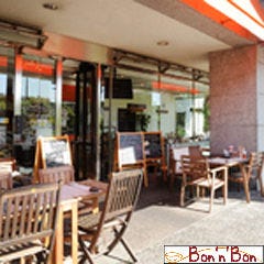 ケーキ＆カフェダイニング～ボナボン～Bon’n’Bon_十三では有名なワインとチーズフォンデュ～お洒落なオープンカフェテラス～ＴＶ・雑誌で大絶賛【あったか新食感チーズココ＆ふわとろチーズケーキ】朝は９時からモーニング～サラダバー＆ドリンクバー付ヨーグルトも食べ放題付。ランチタイムでは更にスープ＆日替りパン食べ放題！！涼しい季節にテラスでのんびりしませんか