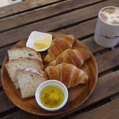 ケーキ＆カフェダイニング～ボナボン～Bon’n’Bon_ランチメニューをご注文でサラダバー・ドリンクバースープ＆日替りパン食べ放題が付いてくる！他にも、食後のドリンクやデザート・フレッシュジュースまでがお安くご提供！
デザートにはＴＶ雑誌でも大人気の「チーズココ」「フレンチバゲット」も有。日替わりでケーキも作成。是非この機械にご来店お待ちしております。
