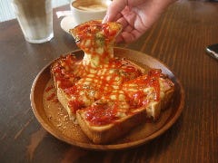 ケーキ＆カフェダイニング～ボナボン～Bon’n’Bon_こんがりチーズの「ビザトースト」