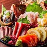 厳選された新鮮な魚介類を使用し、職人の技で美しく盛り付けた鮮魚の盛り合わせを提供しております。
