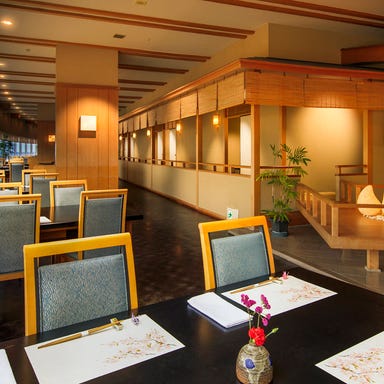 割烹レストラン「紅梅亭」_テーブル席(1~4名様×19卓)