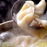 博多名物の鶏白湯スープでじっくりと煮込んだ『炊き餃子』
