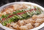 日高昆布、本場京都の白味噌スープの博多もつ鍋は絶品！