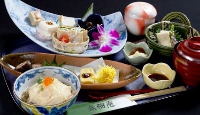 色彩膳1480円(税抜) 京都直送の生麩と季節の料理の数々…必見！