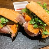 サーモンとリコッタチーズ、アボカドのバインミー　〜フライドポテト付き〜