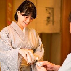上品な逸品と美酒を味わいながら女将との会話も楽しんでください