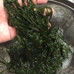 通常よりも5～6倍の太さがあり磯の香りが強い「能登産黒もずく」