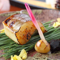 旬の魚を用いた「西京焼き」は店主厳選の日本酒と相性抜群です