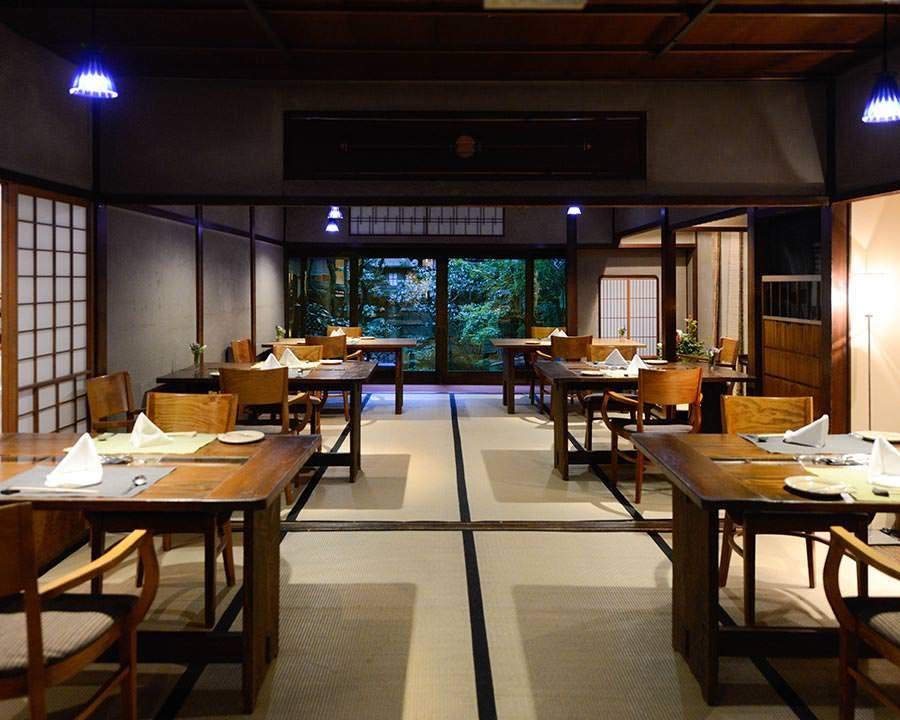 畳にテーブルが並んだ落ち着いた雰囲気の店内