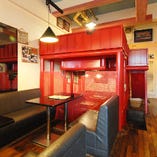 赤と黒を基調とした遊び心満載のロフト席は最大8名様まで！