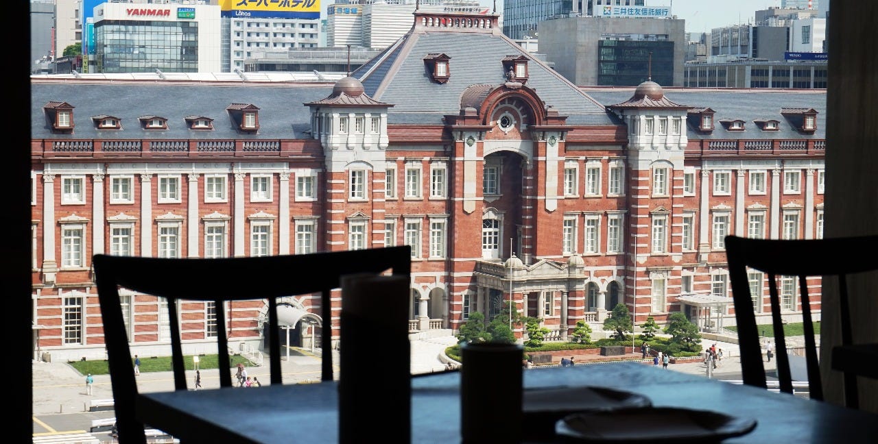 東京駅舎の見えるはん亭 新丸ビル店のテーブル席