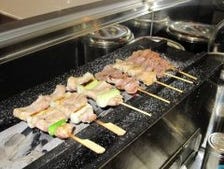 大山地鶏を香ばしく焼き上げる