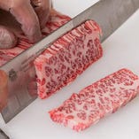 肉や脂の色・サシ・張りを
食肉のプロが直接目利き