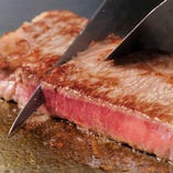 ふっくらと焼き縮みのないステーキにスッとナイフが通ります