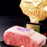 世界に誇る神戸牛。当店でもコース、アラカルトメニューで取り扱っております。