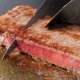 ふっくらとやわらかいステーキに、スッとナイフが通ります。