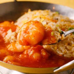 新鮮な海老が満載！甘辛ソースが自慢の『海老チリチャーハン』