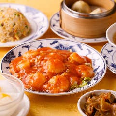 自慢の料理を一度に楽しめる！人気の『海老チリソースセット』