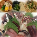 海鮮刺身、豚の角煮等旬の食材を使ったお料理