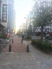 直進して頂くと、星野珈琲店や横浜ハイボールなどのお店がある通りに出ます。その通りを右に曲がります。