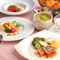 ランチコースは2種類3,５００円からご用意しております。