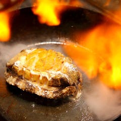 水槽から取り出し、大胆に焼きあげる当店自慢!鮑のソテー
