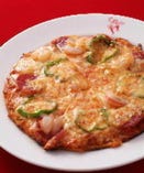 海老・サラミ・野菜をトッピングした特製ミックスピザ