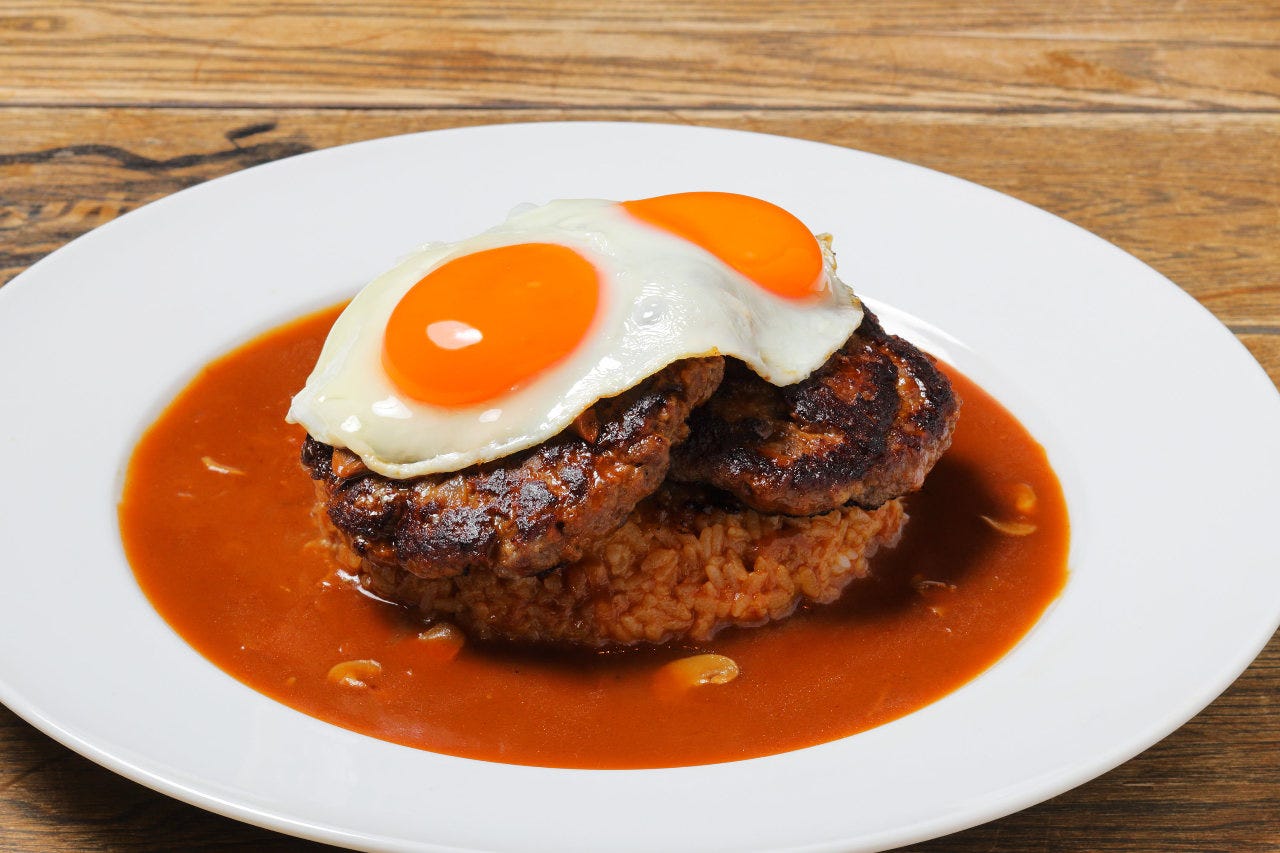 ごはんの上に目玉焼きとパティがのったワイキキスタイル プレミアム・ロコモコ 2エッグ2パティ