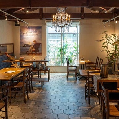 酒とワインと料理 ホリデー食堂_【1階テーブル席・2名様/4名様】カジュアルな飲み会やデートに使えるお席!