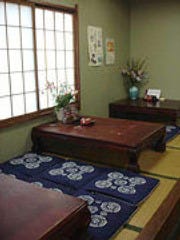 座敷に置かれた座布団とテーブル