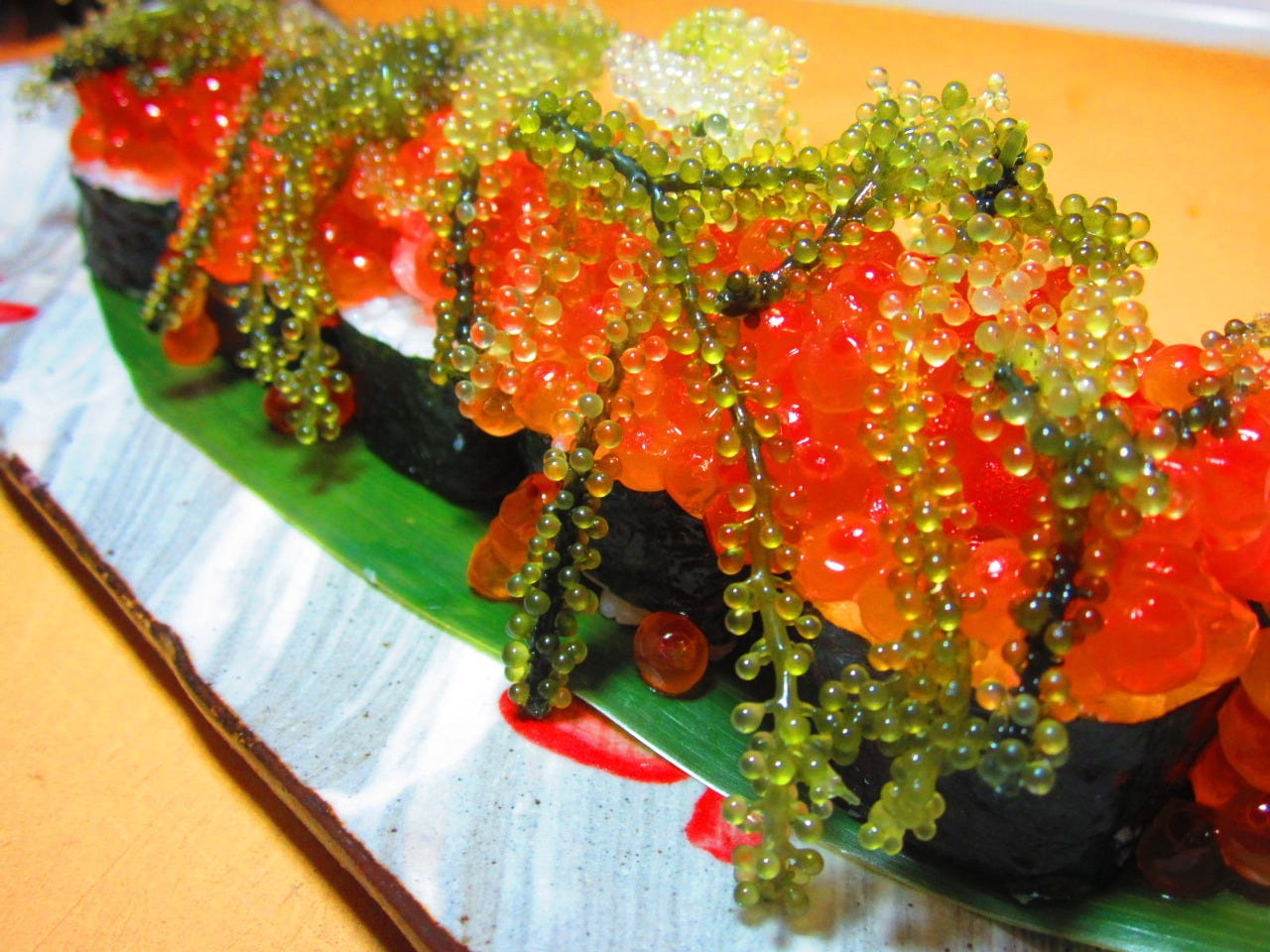 沖縄県産生マグロとイクラ、海ぶどうをいっぱいのせた美ら寿司！