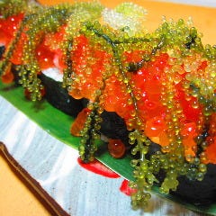 沖縄県産生マグロとイクラ、海ぶどうをいっぱいのせた美ら寿司！