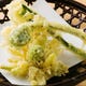 自慢の鮨を季節の野山の味覚とともに。写真は『山菜の天ぷら』