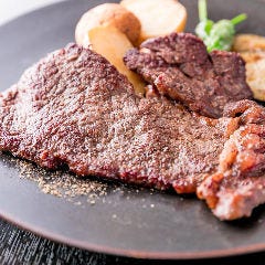 柔らかい赤身に程よくサシの入った牛リブロースは味わい深い一品