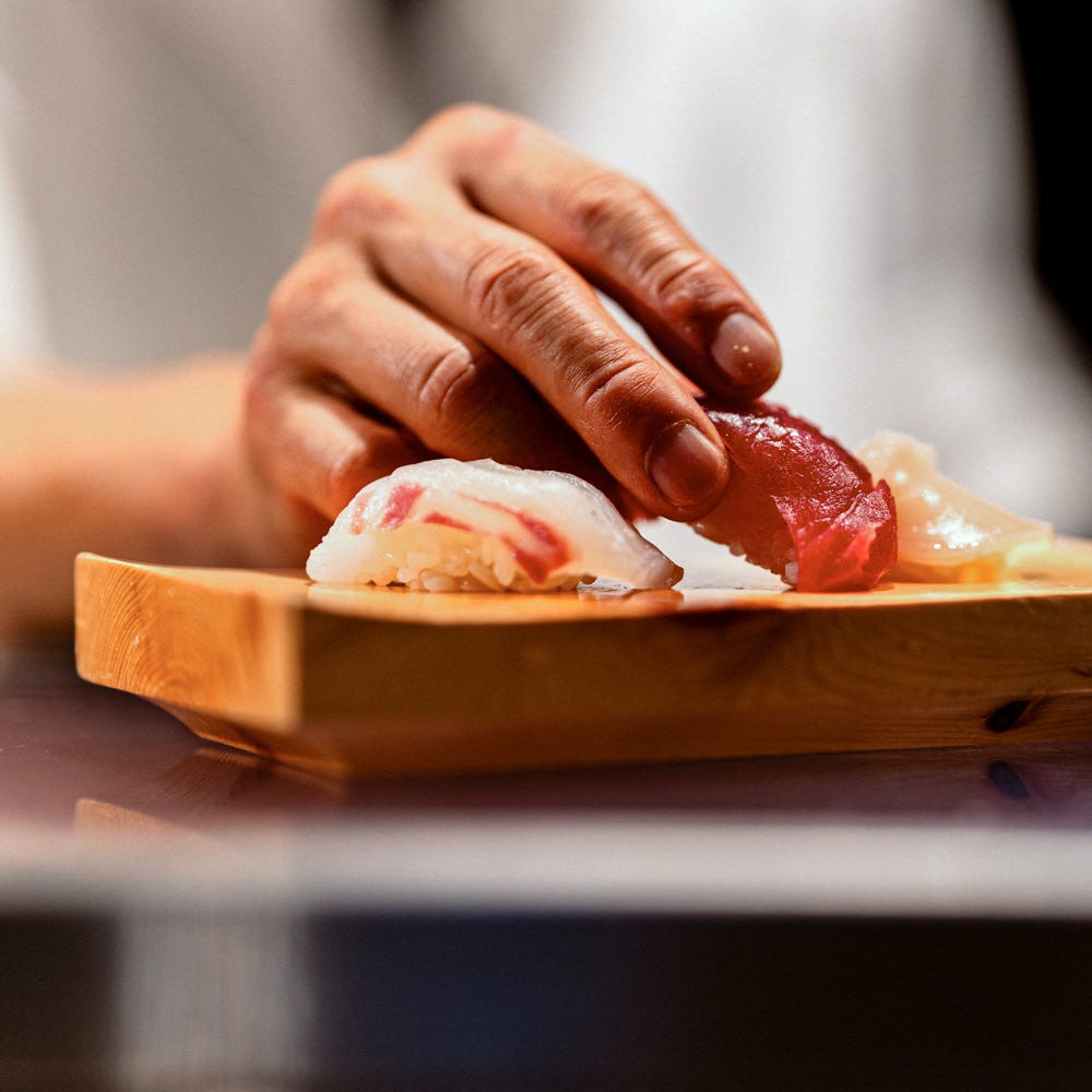 職人技が光る鮨と天ぷらをコースでご堪能ください。