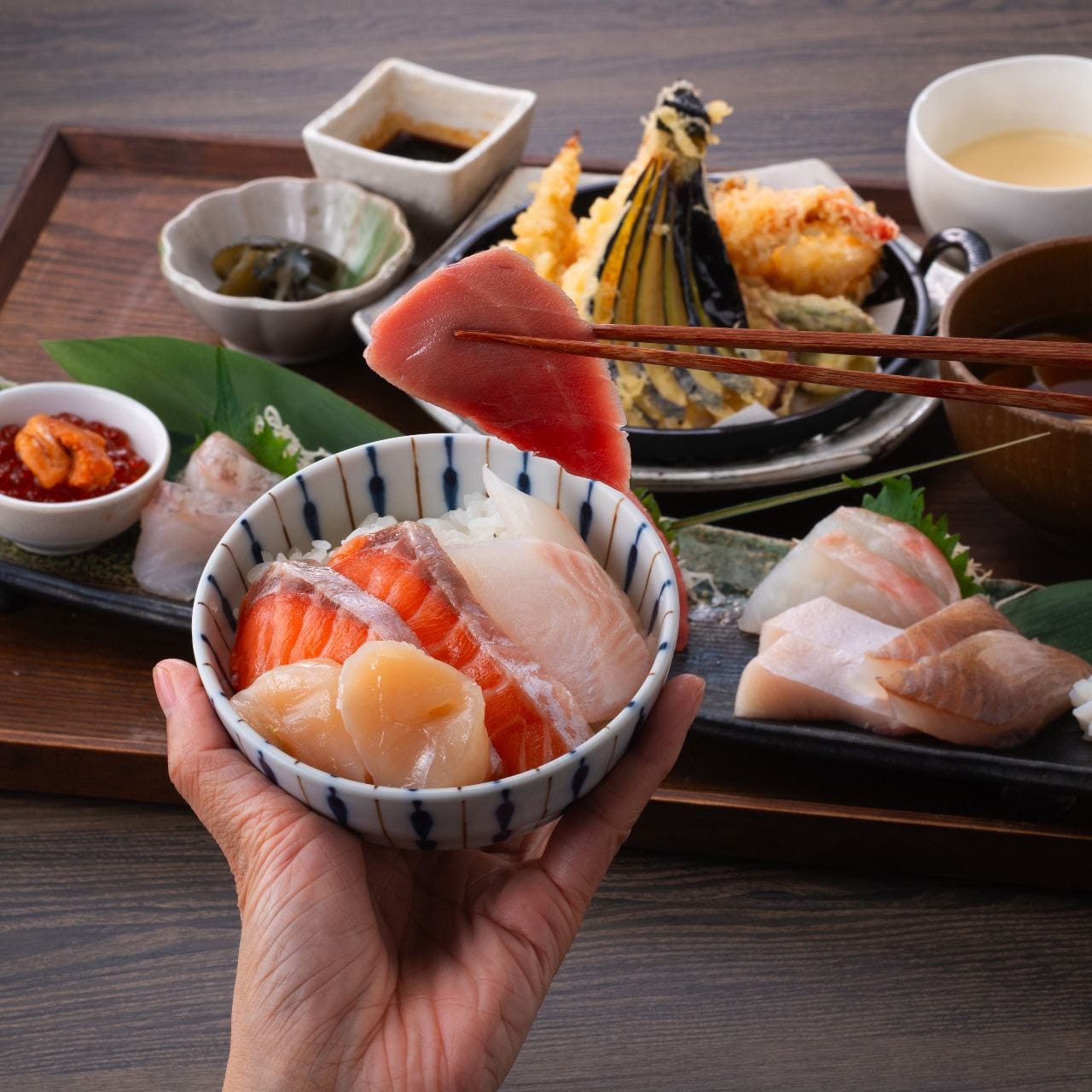 鮮度抜群の刺身と揚げたての天ぷらが付いたランチ限定御膳です。