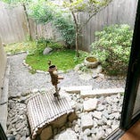 窓からは小さな日本庭園の眺めも楽しめます。