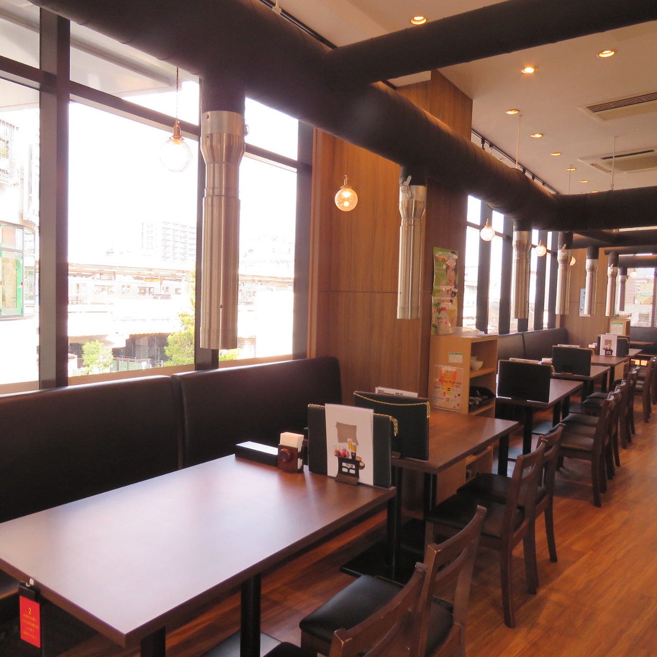 木を基調とした雰囲気の店内。ロールカーテンで半個室のような空間にもなる