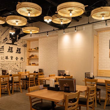 粤港美食 上野店_レイアウト変更が可能◎広々としたテーブル席