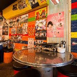K-POPが流れ、ハングルの看板やポスターが壁を彩る店内