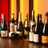《ワインもずらり》 フランス、イタリア、スペインなど各国のワインがずらり。オーナー自ら試飲会に出向いて、納得したものだけを仕入れています。ボトル3,000円代～とお手頃。スパークリングワインもございます。