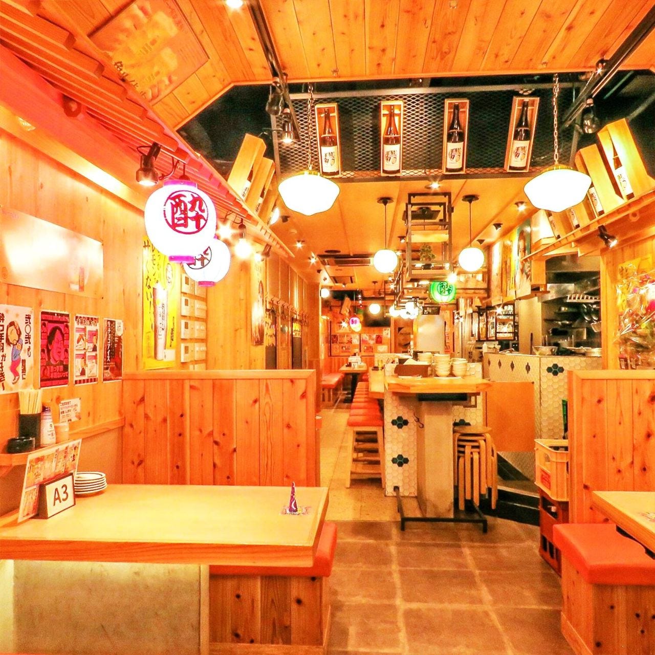 木目の家具で温かみのある大衆居酒屋