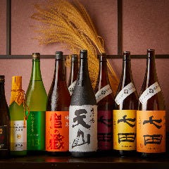 50種以上揃う地酒は、蔵元と交流を重ねて吟味した銘酒がズラリ