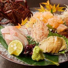 その日水揚げされた旬の鮮魚を盛り合わせた「刺身盛り合わせ」