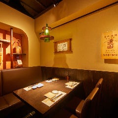 2~4名様半個室は、天井に酒樽の蓋を配した情緒溢れる空間