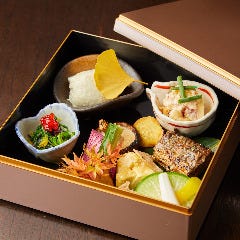 旬食材を駆使した繊細かつ華やかな「前菜盛り合わせ」