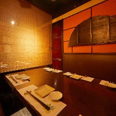 酒蔵の古材をいかした6名様半個室は接待・会食におすすめ