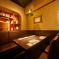 一升瓶をいかしたデザインランプがお洒落な2~4名様半個室